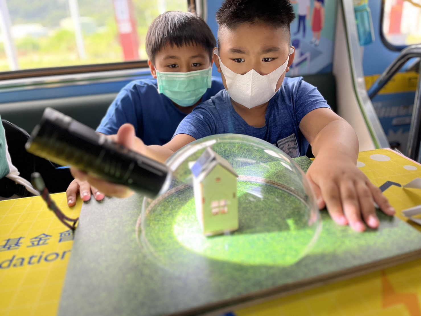 友達參與基礎科學主題車廂，以STEAM教學精神，設計「逐日科學家」、「太陽能工程師」以及「淨零建築師」三大能源科普課程和實驗