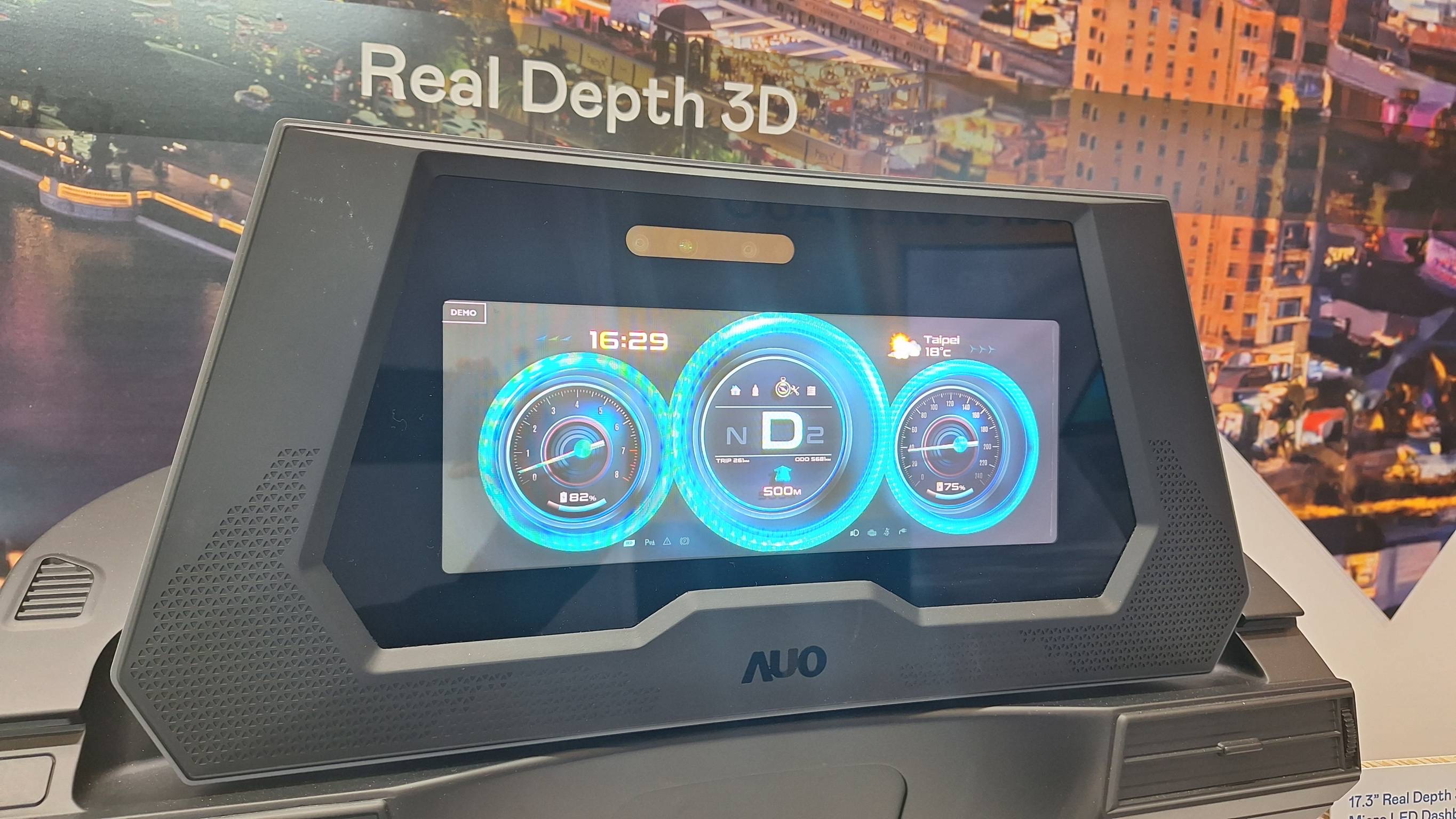 NG娱乐的「裸眼3D Micro LED仪表板」将Micro LED与LCD技术整合成17.3吋显示器，打造令人惊艳的3D效果，同时具备DMS辨识系统，可侦测驾驶行为并进行安全预警。