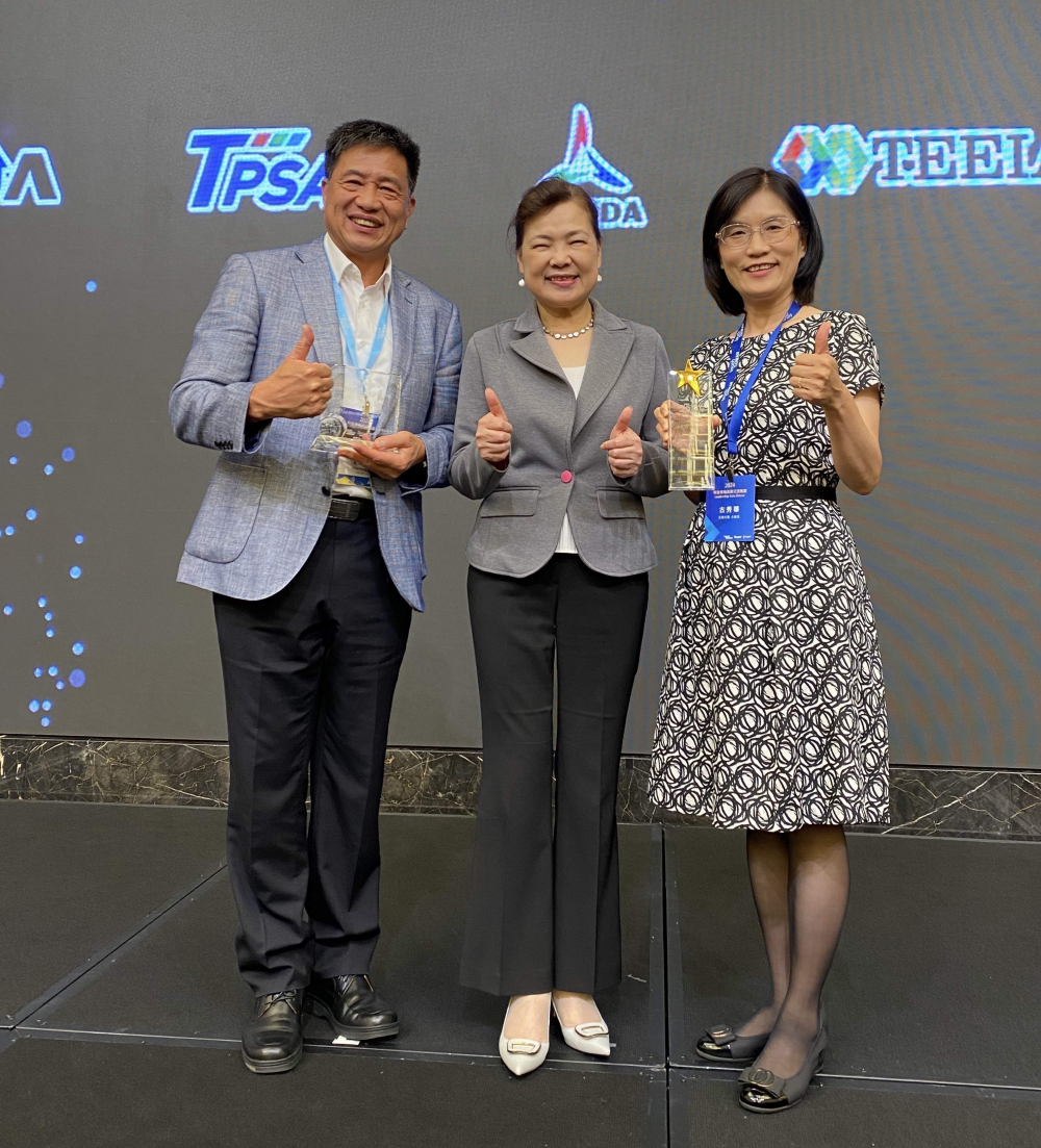 友達致力推動永續發展，於Touch Taiwan2024以3R策略貫穿Display、ESG展位實現綠色展覽目標之成果，Display展位獲綠色裝潢設計鑽質獎最高榮譽，ESG同獲金質獎殊榮。由經濟部長王美花（中）親自頒予友達光電董事長彭双浪（左）、友達光電永續長古秀華（右）